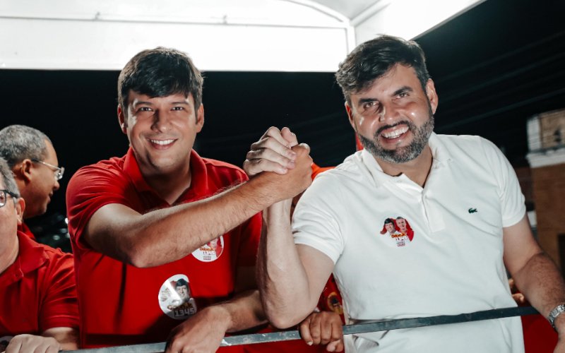 EM CASA, COM O POVO: ODON E LUCAS PERCORREM CURRAIS NOVOS EM CARREATA